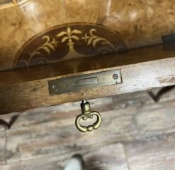 Very Rare Curved Venetian Louis XV Style Desk In Marquetry -Room Fold Zone 010e4a9c 5aeb 4400 a779 f6687ebd300e