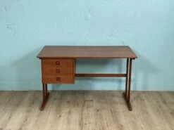 Scandinavian Teak Desk From The 60s -Room Fold Zone 1d7f97c5 33c4 402b 9b36 dff32570914b