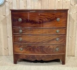 English Secretary Chest Of Drawers From The 1950s -Room Fold Zone 2427997f 55ed 419f b49a 74b7846d889c