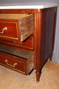 Louis XVI Chest Of Drawers In Mahogany And Brass, Early 19th Century -Room Fold Zone 278ec03a 97b7 4c26 8430 bdbe7aa0151d