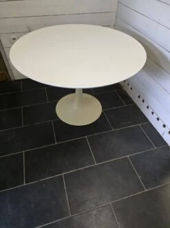 Tulip Foot Table From The 60s, Grosfillex -Room Fold Zone 28a1e8ca 4ef3 4dcc 9903 cd2b3ae73c30