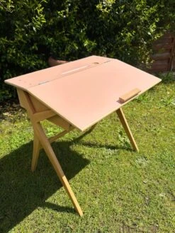 Children's Desk With Compass Feet -Room Fold Zone 47c8791f d3a9 48e1 bcf4 862ee5c183d1