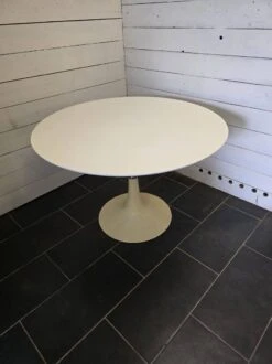 Tulip Foot Table From The 60s, Grosfillex -Room Fold Zone 486d752c 9a52 4f39 b958 50eb5ea99e7a