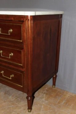 Louis XVI Chest Of Drawers In Mahogany And Brass, Early 19th Century -Room Fold Zone 4ae1a066 a21a 4550 8e01 3dfe4e5eadaf
