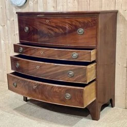 English Secretary Chest Of Drawers From The 1950s -Room Fold Zone 4c97ea75 b56e 4dce 9cb7 6f5909274c67