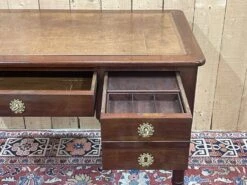 Restoration Desk In Mahogany And Leather Top From The 19th Century -Room Fold Zone 516a04f0 6d41 4ab1 8f8e e0c332fc699d