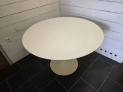 Tulip Foot Table From The 60s, Grosfillex -Room Fold Zone 52bf073f f6e1 4bd5 881a 7dbd433c2986