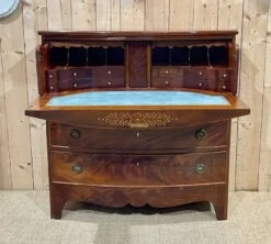 English Secretary Chest Of Drawers From The 1950s -Room Fold Zone 66c2cc60 5a7f 4908 b525 03ff4178067d