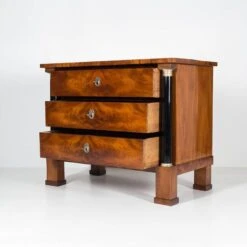 Biedermeier Chests Of Drawers In Walnut Veneer, Germany, 19th Century, Set Of 2 -Room Fold Zone 71db7b19 4dc8 4e34 b826 03bb51cef9d5