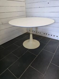 Tulip Foot Table From The 60s, Grosfillex -Room Fold Zone 7814dd2d 99a9 4a50 8c48 4bfcfb541542