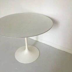 Knoll Round Tulip Foot Table -Room Fold Zone 7b73349d 3ad5 4a23 8ba5 d59d84e3d5f5