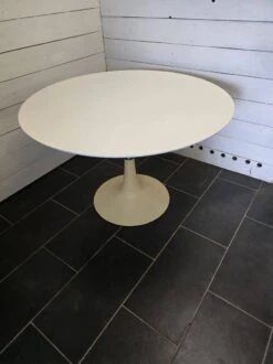 Tulip Foot Table From The 60s, Grosfillex -Room Fold Zone 7c64b343 8b01 4810 92fb 0d33a18ff42f