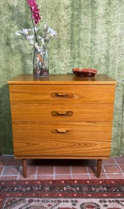 Mid Century Retro Vintage Teak Chest Of Drawers -Room Fold Zone 7f121be9 e446 49e2 8717 03f43eb9b58d