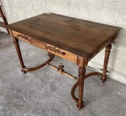 Renaissance Style Walnut Desk -Room Fold Zone 823f7588 a187 4534 ad4b 0c8366821871