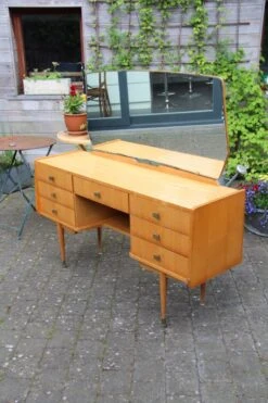 Convenient Dressing Table Sideboard In Varnished Lemon Wood, Circa 1960 -Room Fold Zone 86af9950 8d3a 457d 9e2b 5f3a0e6fb29d