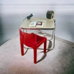 Iconic Platone Desk By Giancarlo Piretti For Anonima Castelli - 70s Design Icon Exposed At MoMA -Room Fold Zone 9271b221 04c4 4b34 bb6f 8881e4a22b9a