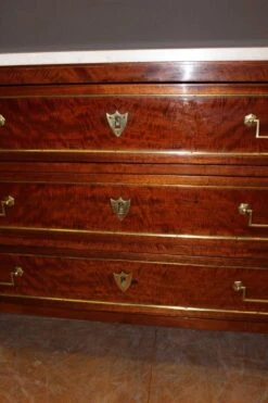 Louis XVI Chest Of Drawers In Mahogany And Brass, Early 19th Century -Room Fold Zone 9a0c6f71 04fe 43d8 bcc9 f1269e68b3fe