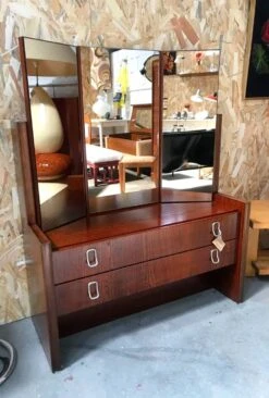Vintage Dressing Table From The 70s -Room Fold Zone a5172220 cddd 4f0e b93b 512312d7c941