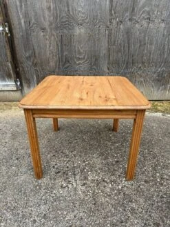Square Table -Room Fold Zone a682ceda e10b 4681 ac5f fcfebb3b0515