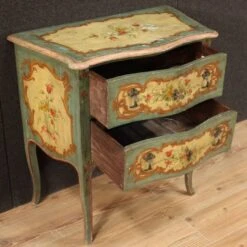 Small Lacquered Venetian Commode From The 20th Century -Room Fold Zone a72671e1 a863 4927 8dbc d5c8585ecb90