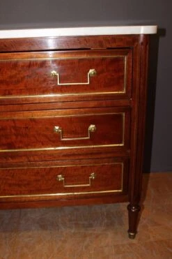 Louis XVI Chest Of Drawers In Mahogany And Brass, Early 19th Century -Room Fold Zone a8d2a507 67ec 4487 90b6 9fe1499dcd3c