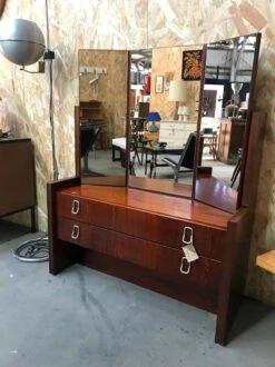 Vintage Dressing Table From The 70s -Room Fold Zone b1b78e0d 2dae 4b91 81e6 4f7e1f4c32c4