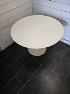 Tulip Foot Table From The 60s, Grosfillex -Room Fold Zone b2a18ea2 39e8 4ebc 89c4 93c00390c5a4