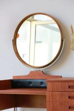 Dressing Table - Large Round Mirror - 1960s -Room Fold Zone b58ebfd6 69b7 42e3 b1b5 920c72c972a3