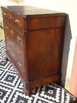 Large And Old Chest Of Drawers In Burl Walnut -Room Fold Zone b607dcc2 3876 43b1 97c0 e558402312f9