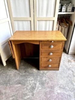 Wooden Desk With 4 Drawers And 2 Shelves -Room Fold Zone b9e47913 df22 4e8d 9584 0497bd2f941f