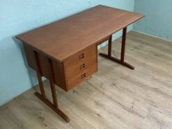 Scandinavian Teak Desk From The 60s -Room Fold Zone c8cfca74 b0a1 4e0a a2ec 45411efadd76