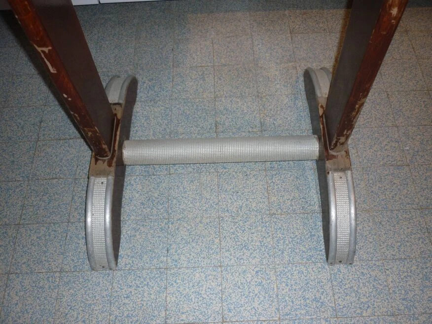 Bistro Table In Wood And Yellow Formica From The 30s/40s 12 Bistro Table In Wood And Yellow Formica From The 30s/40s - Image 10