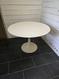 Tulip Foot Table From The 60s, Grosfillex -Room Fold Zone cc741484 d005 4ac7 b336 bfb3945dae30