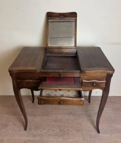 Louis XV Style Dressing Table In Walnut Stained Wood -Room Fold Zone e2b4c0a9 d8a8 4573 a21e a4051f842ac6
