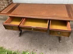 Charles X Style Desk -Room Fold Zone ed621902 1e6d 4549 93d2 b8bd1fffcadd