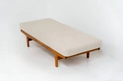 “H9” Daybed In Oak By Poul M. Volther For FDB Møbler (Denmark, 1960s). -Room Fold Zone fb02c21c e216 4e5c 888d 46d85023c319